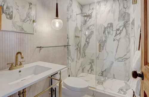 Society Hill Apartment | Frontdesk | 1 BR Apt on South St by Magic Gardens