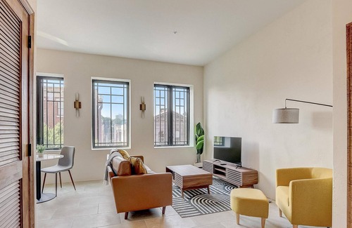 Society Hill Apartment | Frontdesk | 1 BR Apt on South St by Magic Gardens