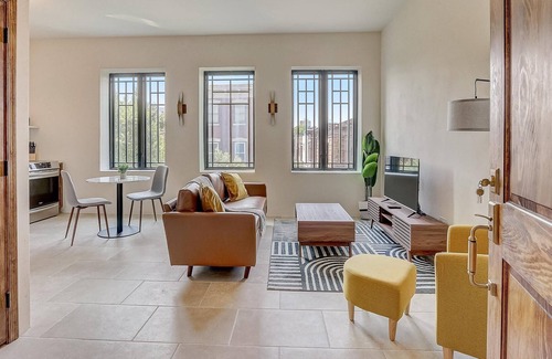 Society Hill Apartment | Frontdesk | 1 BR Apt on South St by Magic Gardens