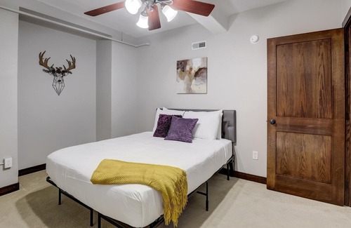 Downtown Lincoln Apartment | Frontdesk 3 BR Apt by Historic Haymarket