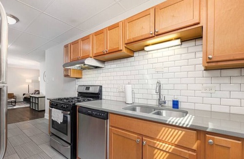 Kenwood Apartment | Frontdesk | Spacious 3 BR Apt near Jackson Park