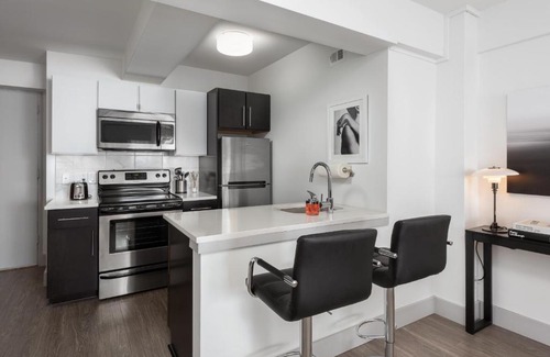 Central West End Apartment | FRONTDESK Studio Apt with Pleasant Rooftop Deck