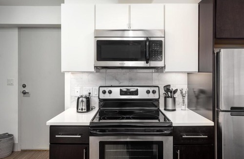 Central West End Apartment | FRONTDESK Studio Apt with Pleasant Rooftop Deck