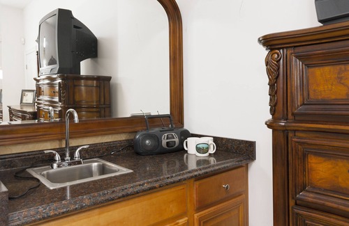 McLean Apartment | Ft Marcy 1 private BR on Pimmit Run, hike or kayak to the Potomac River