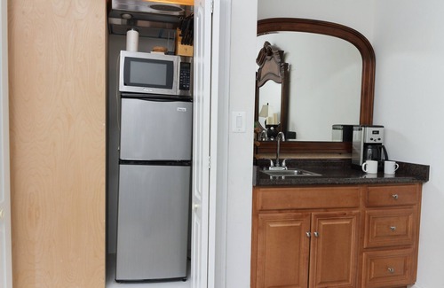 McLean Apartment | Ft Marcy 1 private BR on Pimmit Run, hike or kayak to the Potomac River