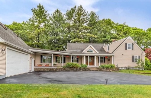 Danvers House | Full House for 12 with Pool Table; Near Boston and Beaches!