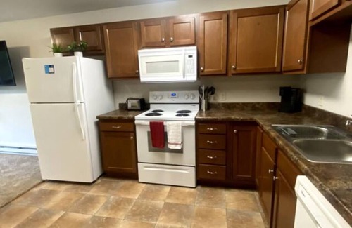 Sioux Falls Apartment | Full Kitchen|Wshr/Dryr|Balcony|Quiet Neighbrhd