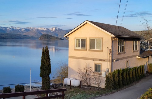 Celista House | Full Lake Front Cabin on the Shuswap! Sleeps 13