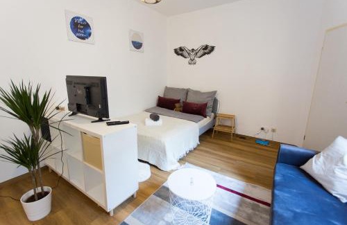 Halle Apartment | FullHouse - Halle - T28 - Hawk Apartment