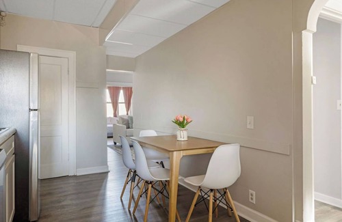 University City Apartment | Fully Equipped Cozy 2BR Apartment Near Delmar Loop - Mid term Rental n