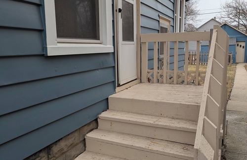Monroe Apartment | FULLY furnished, clean, cozy ,1 Bedroom Duplex in Downtown Monroe, MI