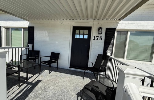 Price House | Fully Remodeled Downtown Gem Modern Comfort 3 Bedroom Sleeps 8 Plenty of Parking