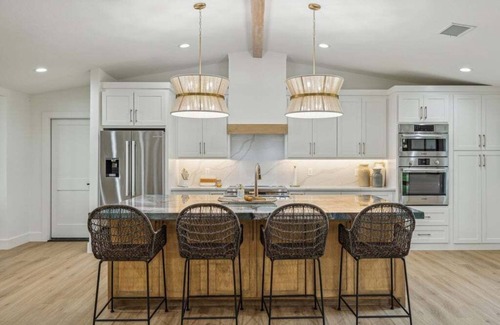Enchanted Oaks House | Fully Renovated Luxury Lake Front Retreat for Multiple Families!