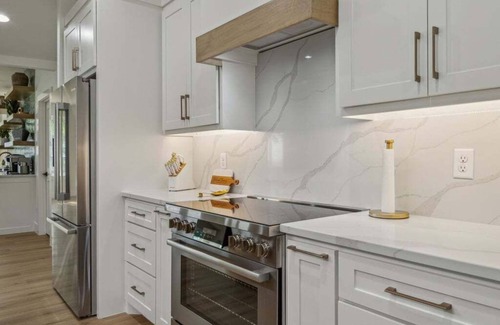 Enchanted Oaks House | Fully Renovated Luxury Lake Front Retreat for Multiple Families!