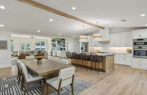 Enchanted Oaks House | Fully Renovated Luxury Lake Front Retreat for Multiple Families!