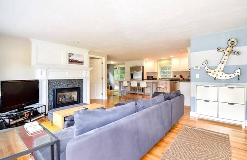 Dennis House | Fully Renovated Walk to Scargo Lake!