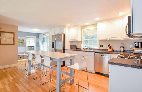 Dennis House | Fully Renovated Walk to Scargo Lake!