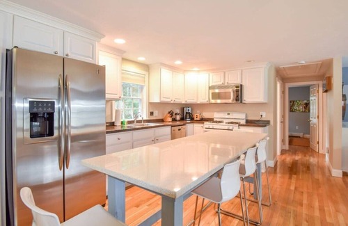 Dennis House | Fully Renovated Walk to Scargo Lake!