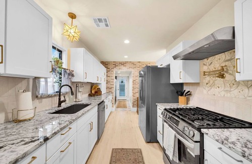 Cherry Street House | Fully Restored cottage, AMAZING game room, hot tub