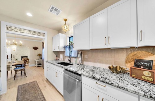 Cherry Street House | Fully Restored cottage, AMAZING game room, hot tub