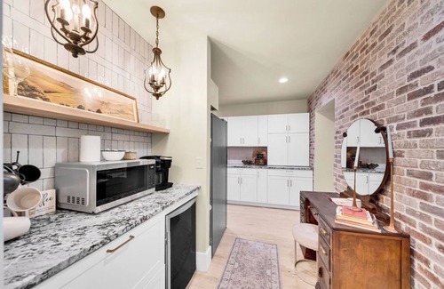 Cherry Street House | Fully Restored cottage, AMAZING game room, hot tub