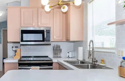 Kissimmee Cottage | Fully-Stocked Cozy Tropical Cottage-4 mi to Disneyn