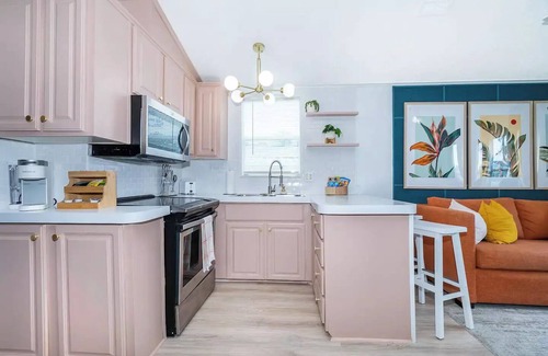 Kissimmee Cottage | Fully-Stocked Cozy Tropical Cottage-4 mi to Disneyn