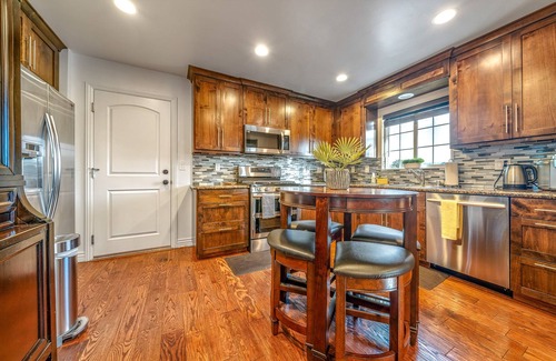 Seaside House | Fully Updated 3 BDR Seaside Home Minutes to Beach!