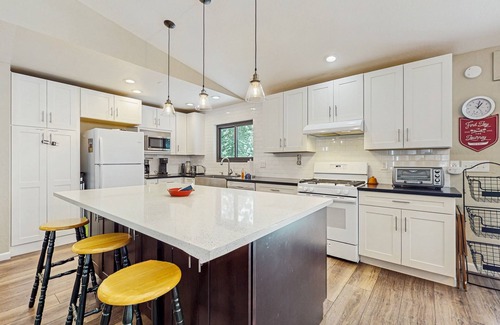Ridgewood House | Fully updated home near the lake with full kitchen & free WiFi