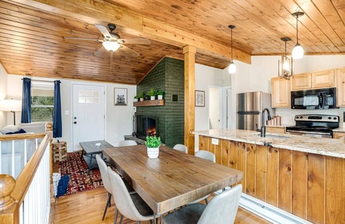 Millville Cabin | Fun and Modern Cabin with Pool Table, Hot Tub and Fire Pit for Your Perfect Getaway in Historic Harpers Ferry, WV