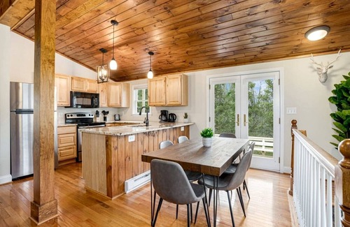 Millville Cabin | Fun and Modern Cabin with Pool Table, Hot Tub and Fire Pit for Your Perfect Getaway in Historic Harpers Ferry, WV