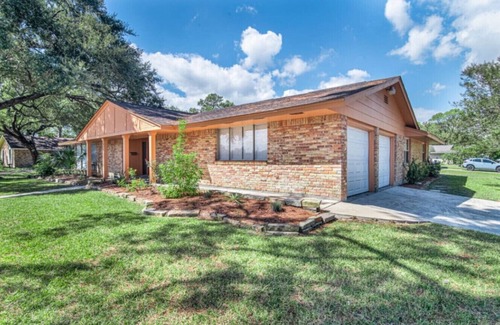 Clear Lake City House | Fun Family Stay & Play w/Game Room & Movie Room