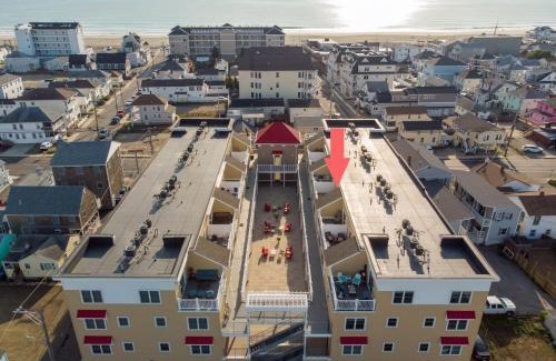 Hampton House | Fun Game Room Steps to Beach 2 Level Lux Condo