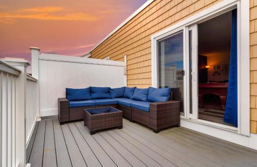 Hampton House | Fun Game Room Steps to Beach 2 Level Lux Condo