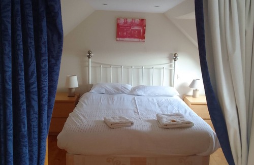 Rostrenen House | Gîte 4 Personnes en Centre Bretagne, Avec Piscine Extérieure Chauffée et spa