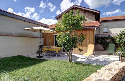 Balbigny House | Gîte confortable à Balbigny avec jardin et terrasse - FR-1-496-282