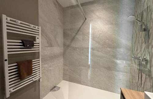 Ebreuil House | Gîte contemporain avec jardin privé à Ébreuil - FR-1-489-551