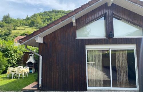 Montgesoye Ski Chalet | Gîte du Moulin - confort et nature - 2 chambres avec jardinet à Montgesoye, vallée de la Loue