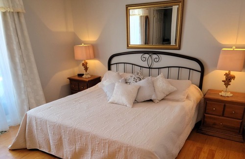 Mauricie Bed & Breakfast | Gîte le Grandelinois - La Jeanne d'Arc - Bedroom with King bed