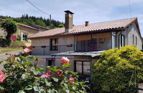 Laprugne House | Gîte Le Tilleul : Calme et Nature avec Poêle à Bois - FR-1-489-470