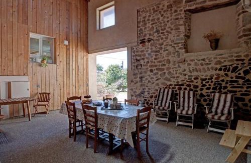 Chirassimont House | Gîte spacieux avec 6 chambres, cheminée et terrain de pétanque en pleine campagne - FR-1-496-65
