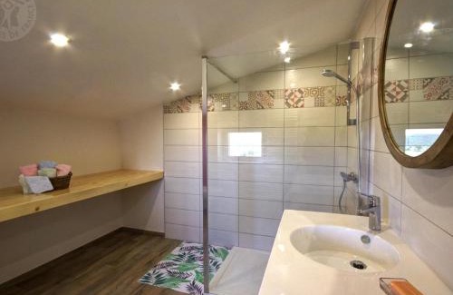 Panissieres House | Gîte spacieux avec fibre et terrasse, à la ferme près de Panissières - FR-1-496-367