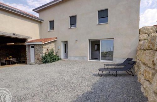 Panissieres House | Gîte spacieux avec fibre et terrasse, à la ferme près de Panissières - FR-1-496-367