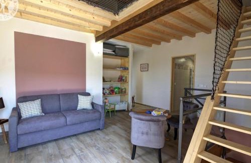 Panissieres House | Gîte spacieux avec fibre et terrasse, à la ferme près de Panissières - FR-1-496-367