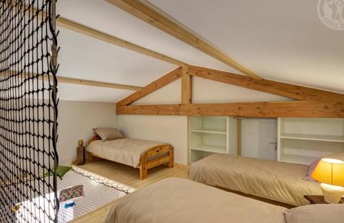 Panissieres House | Gîte spacieux avec fibre et terrasse, à la ferme près de Panissières - FR-1-496-367