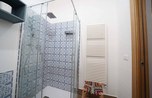 Centro Storico House | GALLO room a symbol of eloquence, trade and gain!