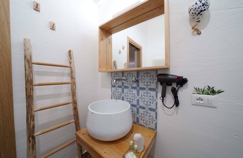 Centro Storico House | GALLO room a symbol of eloquence, trade and gain!