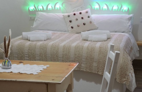 Centro Storico House | GALLO room a symbol of eloquence, trade and gain!