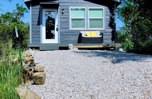 Burnet Cabin | Gamer's Off-Grid & Secluded Getaway, Pets ALLOWED