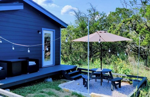 Burnet Cabin | Gamer's Off-Grid & Secluded Getaway, Pets ALLOWED